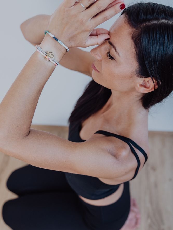 Frau bei einer Atemübung im Kurs Early Bird Yoga