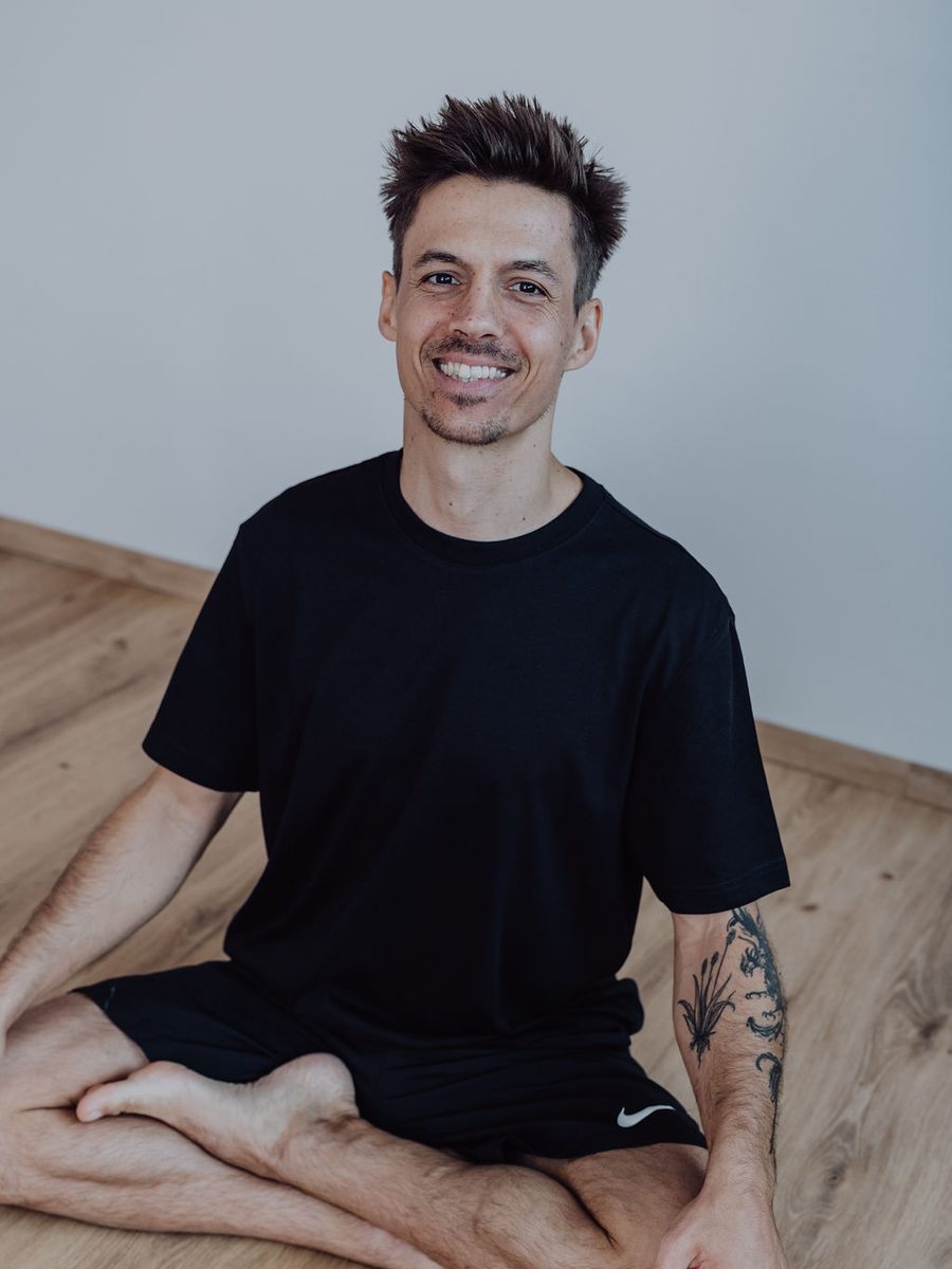 Porträt von Manuel Peter, Physiotherapeut und Yogalehrer bei VANIDA