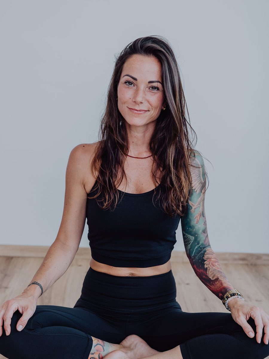 Porträt von Nadine Netzmann, Yogalehrerin und Pilatestrainerin bei VANIDA